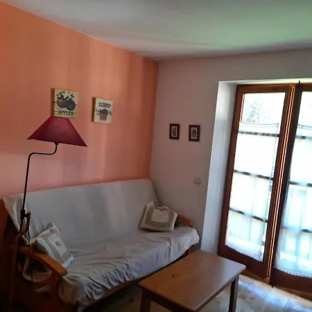 Con Jardin Isard 4 Apartment